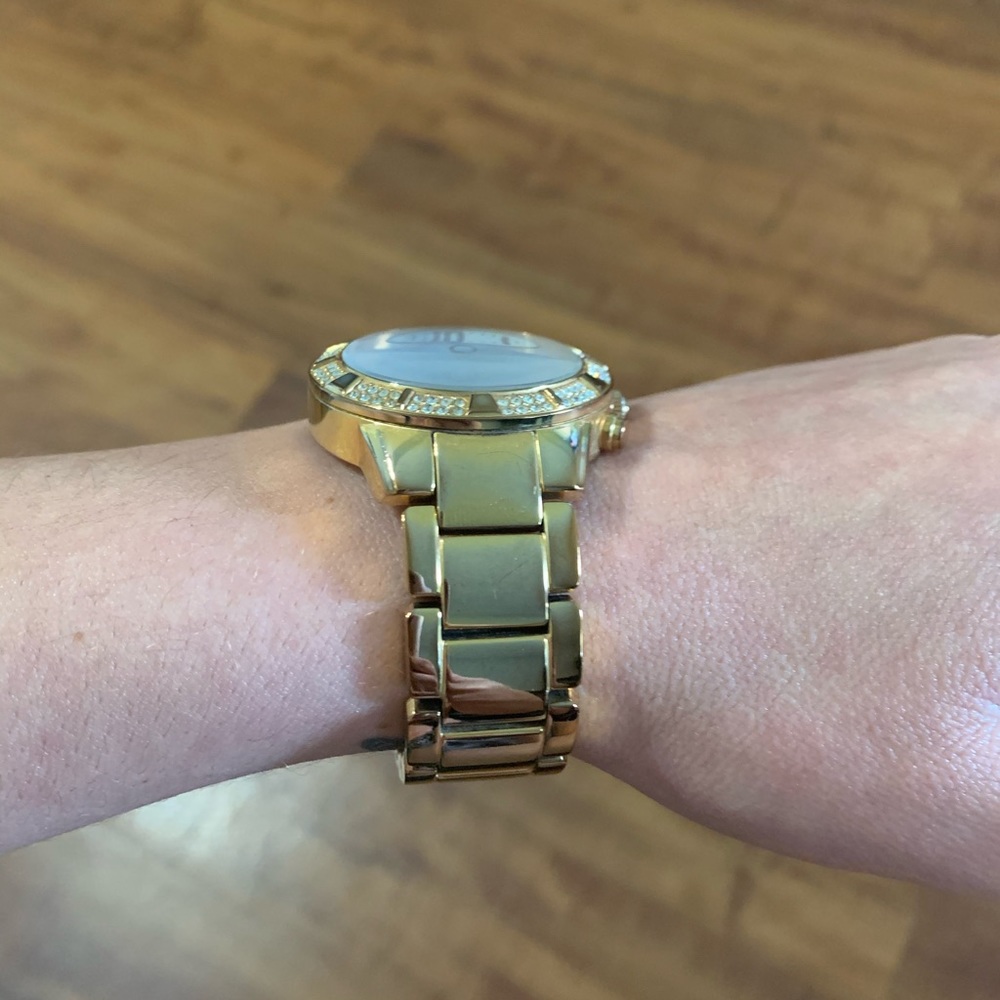 Guess - Picture 2 of 4